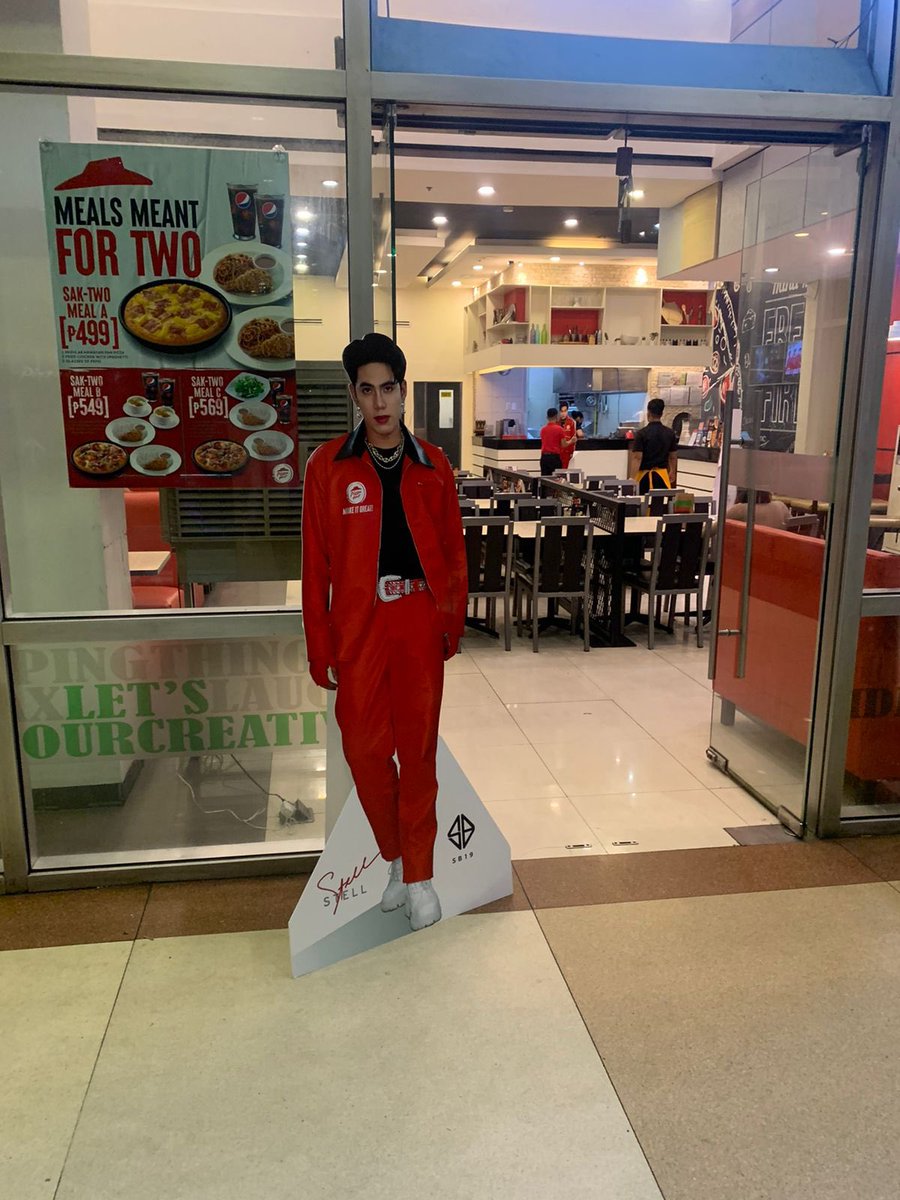 pizzahutphils's tweet photo. Please inaanaks bawal iuwi!!! Take pics with them lang while holding your pizzas ha?! 🍕 Sa houses lang ni Ninang pwede naka-display these standees. 😂😂😂

#PizzaHutxSB19 #MakeItGreat #PizzaHutSB19Standees #SB19 #ATIN https://t.co/5OeA0AfArq