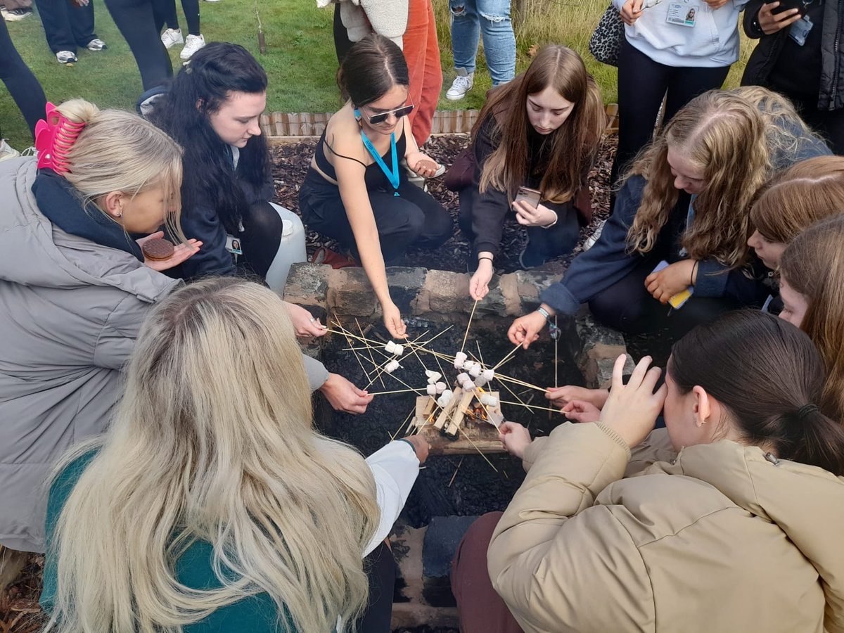 HubLjmu's tweet photo. Our new #year1primarytrainees spent their first session outdoors in the #gloriousautumnsunshine today #gettingtoknoweachother #teambuilding #ljmuinduction #outdoorlearning #naturalcurriculum @MahnazSiddiqui @sarahhindhaugh https://t.co/WDrjZYIx8d