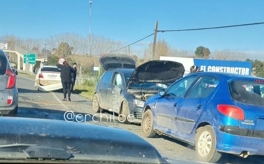 𝗨́𝗟𝗧𝗜𝗠𝗢 𝗠𝗜𝗡𝗨𝗧𝗢 🚨 𝗖𝗔𝗦𝗧𝗥𝗢  
Se reporta colisión vehícular en el cruce Llau-Llao Ruta 5.
📷 Cedidas 
𝗣𝗥𝗘𝗖𝗔𝗨𝗖𝗜𝗢́𝗡 🚧
<a href="/TTILosLagos/">TransporTeinforma Región de Los Lagos</a> <a href="/pera334/">Luis Peranchiguay C. 🤘</a> <a href="/Pedrodiver/">Pedro 🌊</a>