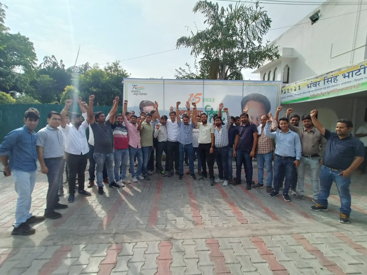 Sandeshvataksv's tweet photo. #जयपुर: पॉवर इंजीनियर्स एसोसिएशन ऑफ राजस्थान की बैठक
आयोजित हुई जिसमें राज्य के हर जिले से प्रतिनिधि मौजूद रहे इस दौरान राज्य सरकार स्तर पर लंबित अपनी वेतन तथा एसीपी विसंगति निवारण को लेकर ऊर्जा मंत्री भंवर सिंह भाटी के आवास पर वादाखिलाफी के विरोध में प्रदर्शन किया गया
#Rajasthan https://t.co/dmkIUrgcsT