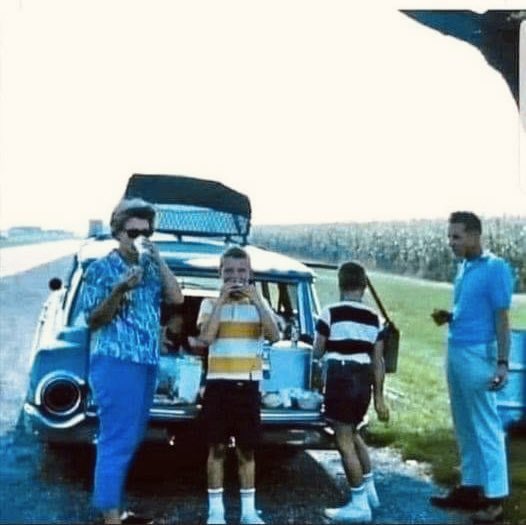 Old__Cow's tweet photo. Rest stop? Whatโs a rest stop? ๐
How we ate during road trips, back in the dayโฆ
#WhoYouCallingOld
#roadtrip #over40 #over50
#memories #goodolddays
#nostalgia #olddays #1960s #1970s #1950s #70s #60s #50s
#backintheday #over60 #babyboomer #babyboomers
#OldCow #RedefiningAging https://t.co/Ea9kdVTU6u