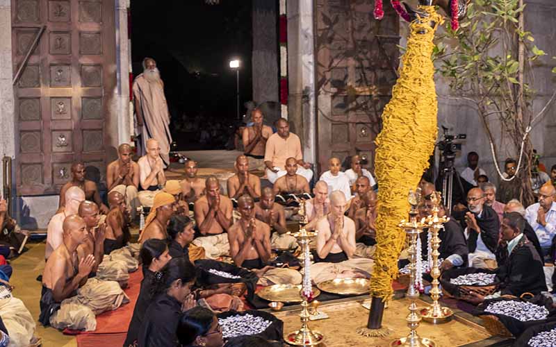 SadhguruJV's tweet photo. Mahalaya Amavasya is the day to genetically distance ourselves from our ancestors. We appreciate them and their contributions, but we want to limit their influence so we can live our own lives. #SadhguruQuotes #PitruPaksh https://t.co/f93nFk8X7t