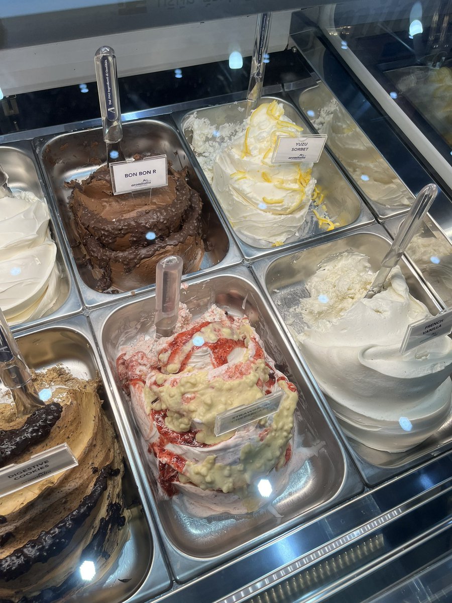 ifeelsopeach's tweet photo. ใครชอบไอศกรีม แนะนำของแบรนด์นี้เลย aromitalia 🌈💘🍓🫐🍨 อร่อยทุกรสชาติ อร่อยแสงออกปาก T.T เค้ามาออกบูธที่ศูนย์สิริกิติ์ scoop ละ 50฿ เอง ไม่แพง ให้เยอะมากก 🥳🍐 salted caramel กั�� strawberry cheesecake คือที่สุด ✨🤟🏻 https://t.co/SrGWdwZBPT