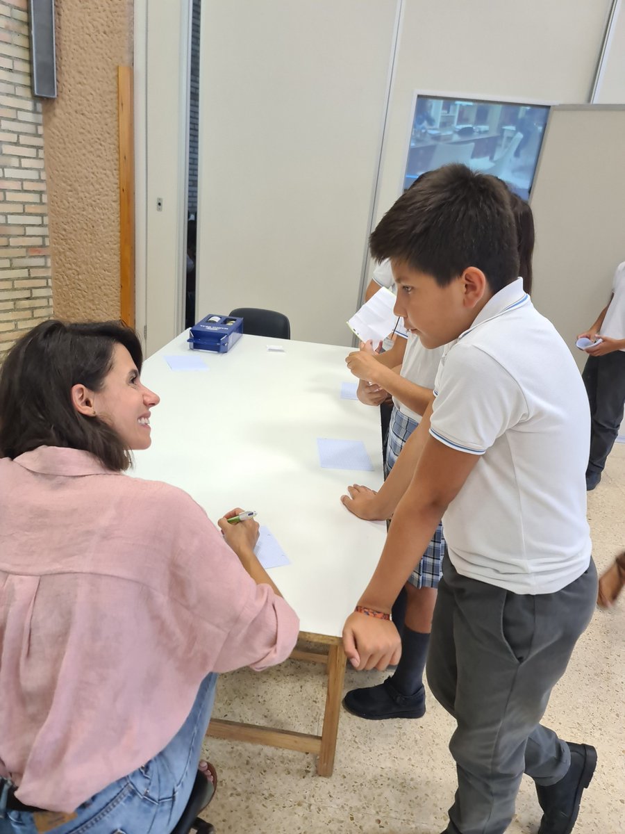 StaLuisaM's tweet photo. Comenzamos Laboratorio de🧠 Talentos en su fase despertando intereses con una visita muy especial, la actriz @Natalia_huarte  , antigua alumna del colegio. Todos tenemos algún talento por descubrir. ¡Gracias, Natalia!❤️ #ConstruimosSueñosDePaz
@HijasCaridadEE @EVHijasCaridadE https://t.co/WUKarraH6j