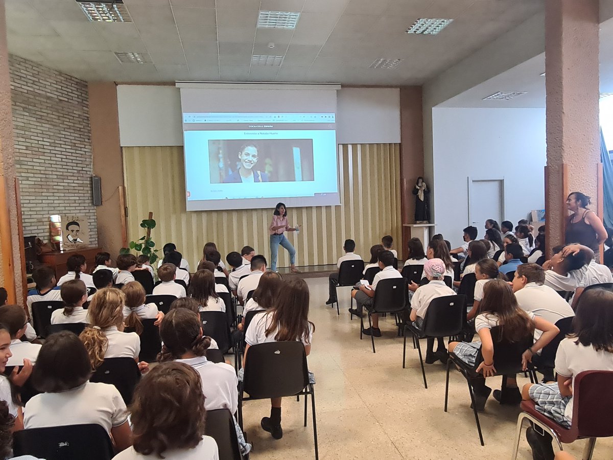 StaLuisaM's tweet photo. Comenzamos Laboratorio de🧠 Talentos en su fase despertando intereses con una visita muy especial, la actriz @Natalia_huarte  , antigua alumna del colegio. Todos tenemos algún talento por descubrir. ¡Gracias, Natalia!❤️ #ConstruimosSueñosDePaz
@HijasCaridadEE @EVHijasCaridadE https://t.co/WUKarraH6j