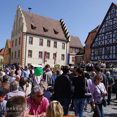 VisitFranconia's tweet photo. Eine deftige #Bratwurst am #Marktstand schlemmen, gemütlich Kaffee und #Kuchen genießen und entspannt in der Gerolzhöfer Altstadt shoppen: Am 9. Oktober 2022 feiert #Gerolzhofen im #Steigerwald in den Herbst.
#VisitFranconia #Genuss #Herbst 
https://t.co/gnqAAuQPkm https://t.co/DlRnRPM0ch