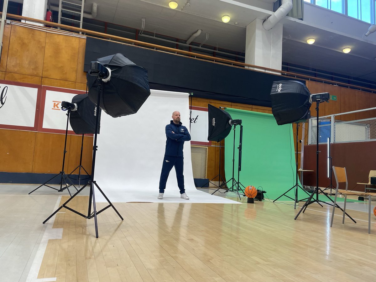 GullsBasketball's tweet photo. Hiukset ✓ Hymy ✓ Fiilis ✓ Tuoreet peliasut ✓  Eilen Kisiksellä vietettiin joukkueen kuvauspäivää ja maestro @VilleVuorinen42 johdolla Gulls-miehistö pääsi näyttämään parhaimmat poseerauksensa kameran edessä. 📸

#Gullsnation #Korisliiga https://t.co/5lL1UPKLgT