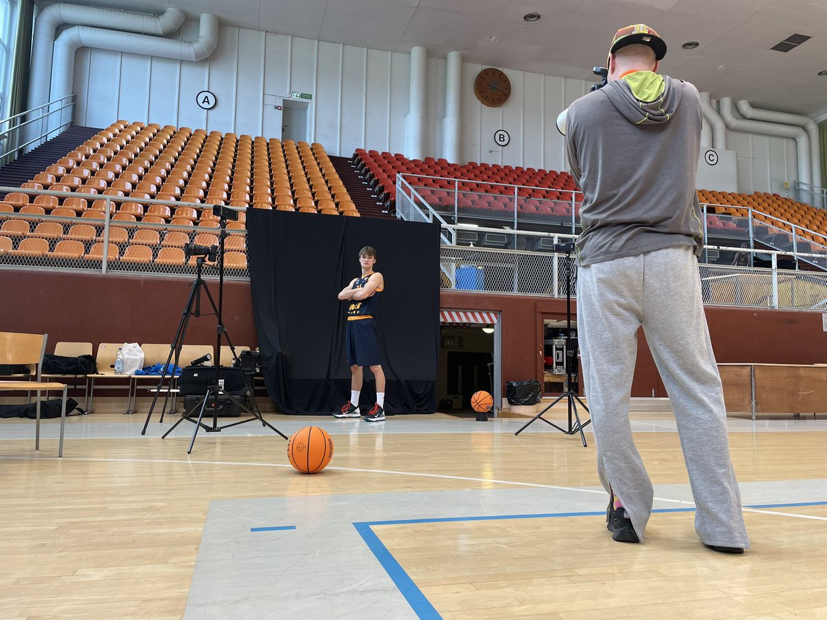 GullsBasketball's tweet photo. Hiukset ✓ Hymy ✓ Fiilis ✓ Tuoreet peliasut ✓  Eilen Kisiksellä vietettiin joukkueen kuvauspäivää ja maestro @VilleVuorinen42 johdolla Gulls-miehistö pääsi näyttämään parhaimmat poseerauksensa kameran edessä. 📸

#Gullsnation #Korisliiga https://t.co/5lL1UPKLgT