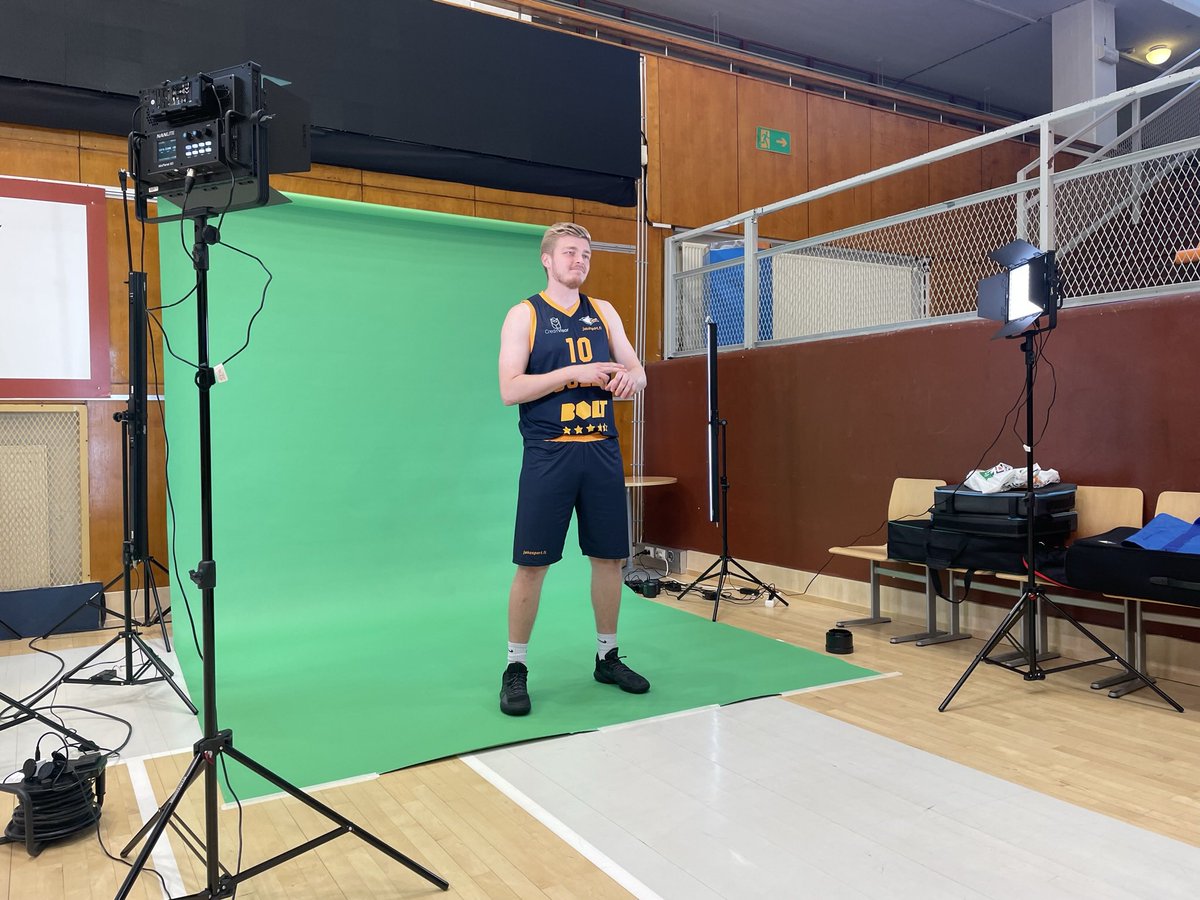 GullsBasketball's tweet photo. Hiukset ✓ Hymy ✓ Fiilis ✓ Tuoreet peliasut ✓  Eilen Kisiksellä vietettiin joukkueen kuvauspäivää ja maestro @VilleVuorinen42 johdolla Gulls-miehistö pääsi näyttämään parhaimmat poseerauksensa kameran edessä. 📸

#Gullsnation #Korisliiga https://t.co/5lL1UPKLgT