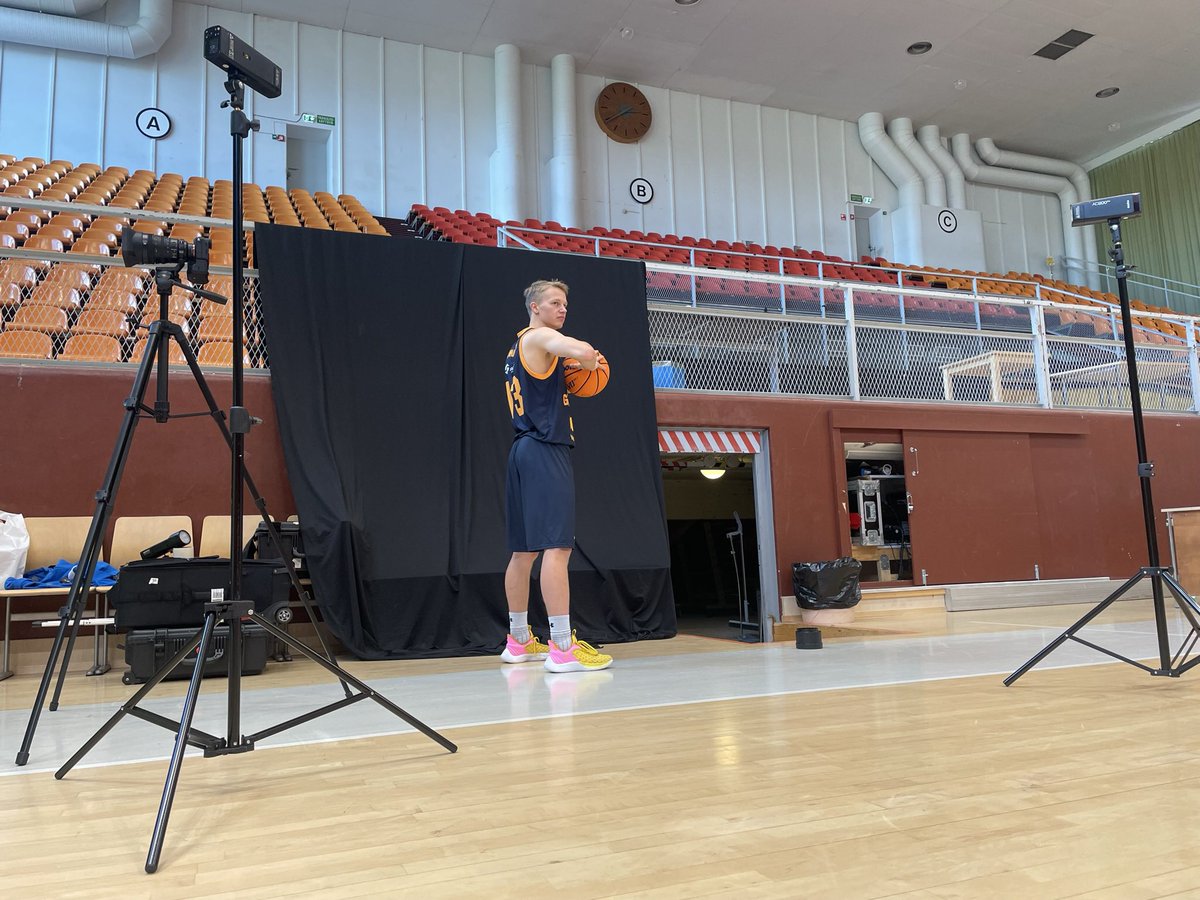 GullsBasketball's tweet photo. Hiukset ✓ Hymy ✓ Fiilis ✓ Tuoreet peliasut ✓  Eilen Kisiksellä vietettiin joukkueen kuvauspäivää ja maestro @VilleVuorinen42 johdolla Gulls-miehistö pääsi näyttämään parhaimmat poseerauksensa kameran edessä. 📸

#Gullsnation #Korisliiga https://t.co/5lL1UPKLgT