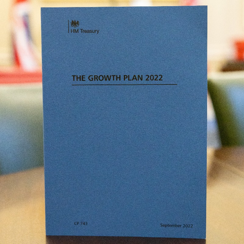 hmtreasury's tweet photo. The Growth Plan is now available on https://t.co/lOewNfY1Mj. 

Click below to read the full document 📘👇