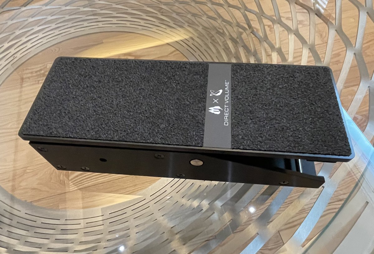 yhayashifrtt's tweet image. [SUGIZO SIGNATURE RING MODULATOR Ⅱ / RM-2S]
専用エクスプレッションペダルの生産サンプルが完成しました。ペダルのトップ面は厚さ5mm！のアルミ板からマシニング加工を行い、切断した断面を美しく仕上げます。

#SUGIZO #RINGMODULATOR #RM2S #DVL1EX #エクスプレッションペダル #FREETHETONE