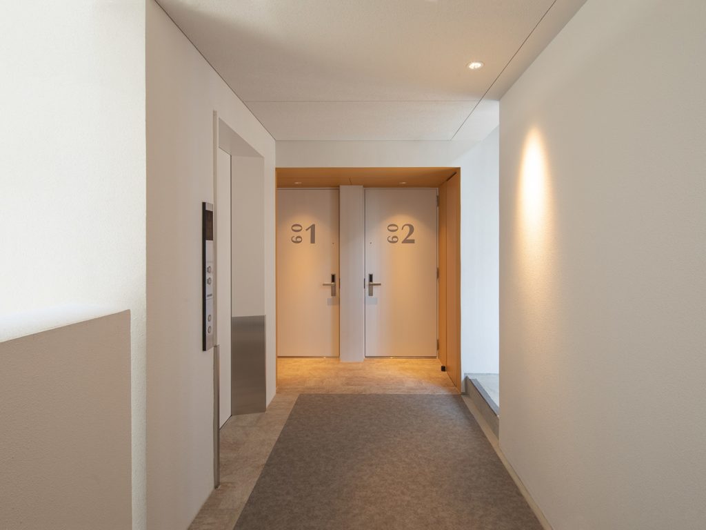cosupa_tabi's tweet photo. 福岡にある「FFFFFF HOTEL」がおしゃれすぎる…！

4月に福岡の博多エリアにオープンした高いデザイン性を誇るホテルです。長期滞在にもおすすめで、洗濯機も完備されているのがポイント！開業プランでとってもお得な値段で泊まれます！

これで1人2500円からは破格すぎませんか…？ https://t.co/M5mAWgrfM0