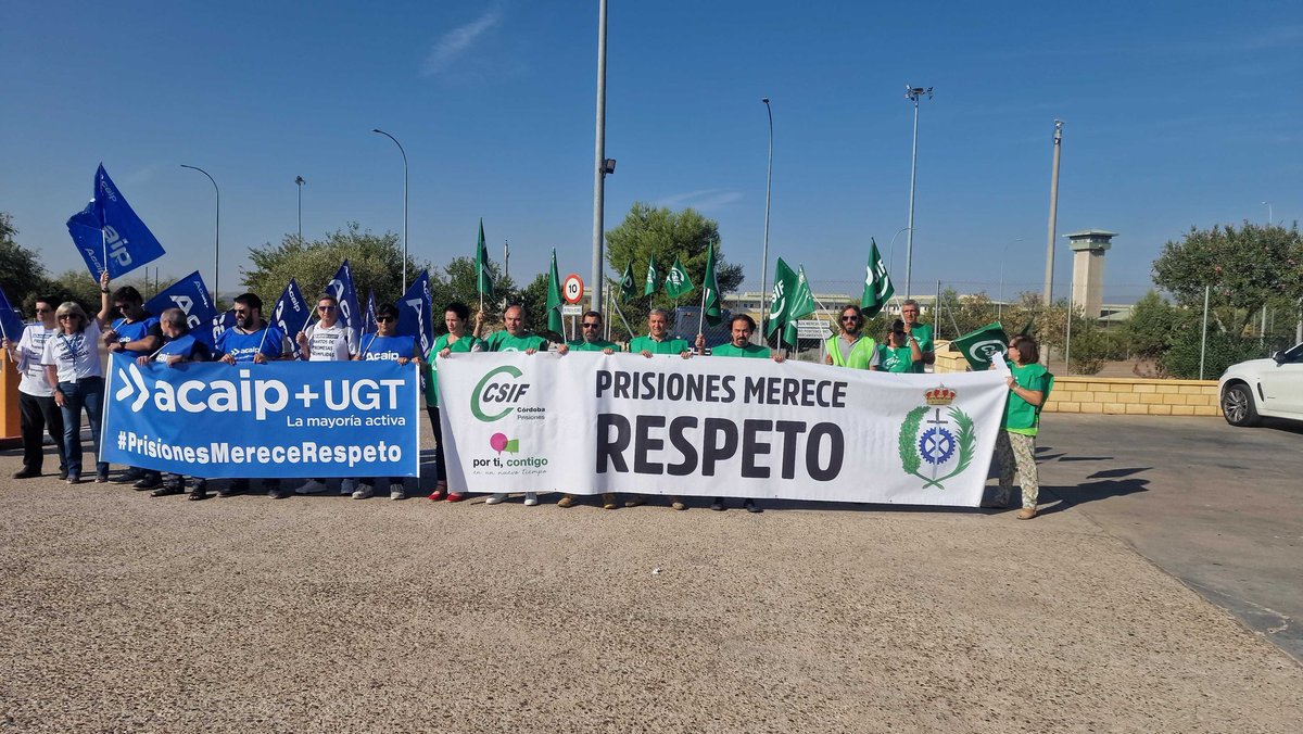 acaipcentros's tweet photo. @AcaipSindicato @CSIFPRISIONES se concentran a la entrada del CP Córdoba do de se va a celebrar el acto institucional de la Merced https://t.co/htLXDjVTG6