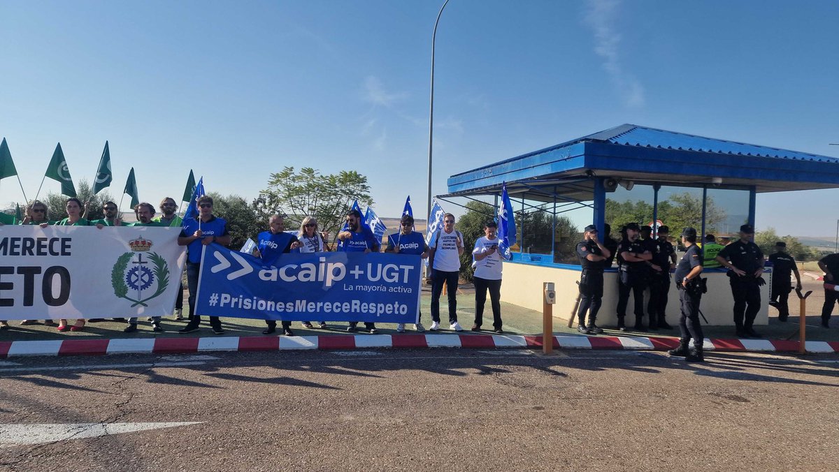 acaipcentros's tweet photo. @AcaipSindicato @CSIFPRISIONES se concentran a la entrada del CP Córdoba do de se va a celebrar el acto institucional de la Merced https://t.co/htLXDjVTG6