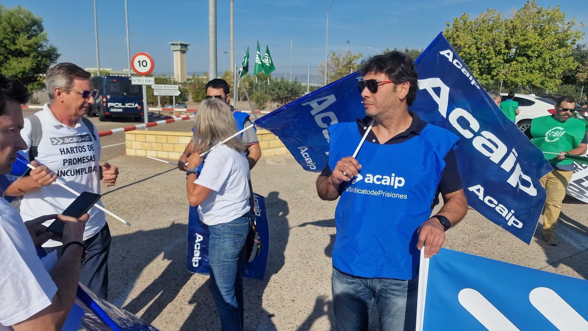 acaipcentros's tweet photo. @AcaipSindicato @CSIFPRISIONES se concentran a la entrada del CP Córdoba do de se va a celebrar el acto institucional de la Merced https://t.co/htLXDjVTG6