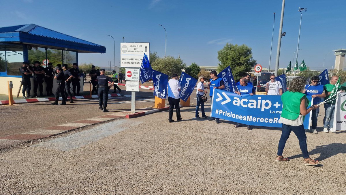 <a href="/AcaipSindicato/">ACAIP</a> <a href="/CSIFPRISIONES/">CSIF PRISIONES</a> se concentran a la entrada del CP Córdoba do de se va a celebrar el acto institucional de la Merced