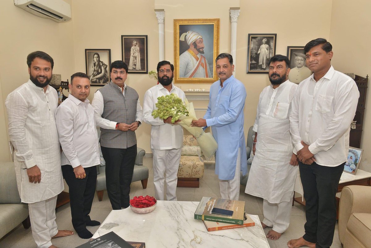 YuvrajSambhaji's tweet photo. मुख्यमंत्री ना. एकनाथजी शिंदे यांनी दिल्ली येथील निवासस्थानी सदिच्छा भेट घेतली. यावेळी मराठा उमेदवारांच्या नियुक्त्यांसाठी नुकताच शासनाने जीआर काढल्याबद्दल मुख्यमंत्री महोदयांचे अभिनंदन केले, व उर्वरित उमेदवारांच्या नियुक्ती करिता समन्वय साधण्यासाठी मंत्रालयात स्वतंत्र… https://t.co/DJ2qQGh626