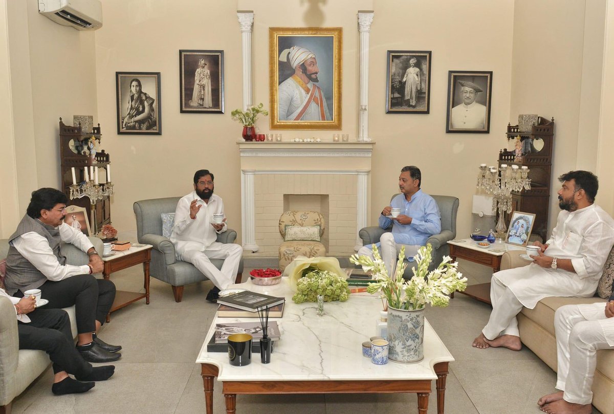 YuvrajSambhaji's tweet photo. मुख्यमंत्री ना. एकनाथजी शिंदे यांनी दिल्ली येथील निवासस्थानी सदिच्छा भेट घेतली. यावेळी मराठा उमेदवारांच्या नियुक्त्यांसाठी नुकताच शासनाने जीआर काढल्याबद्दल मुख्यमंत्री महोदयांचे अभिनंदन केले, व उर्वरित उमेदवारांच्या नियुक्ती करिता समन्वय साधण्यासाठी मंत्रालयात स्वतंत्र… https://t.co/DJ2qQGh626