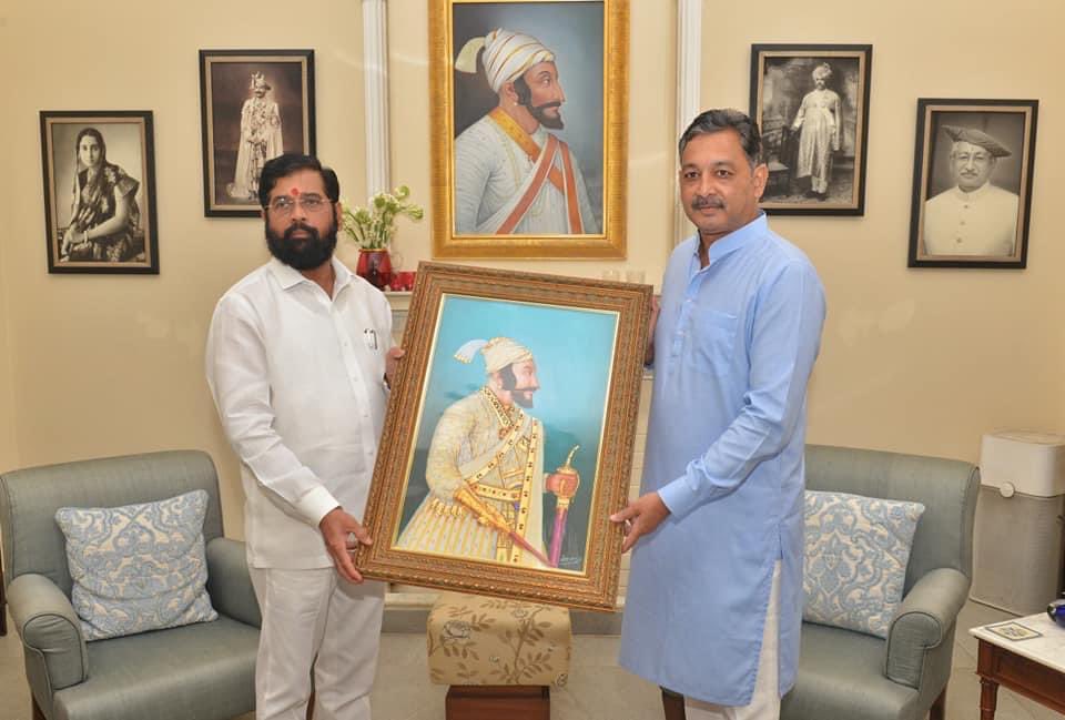 YuvrajSambhaji's tweet photo. मुख्यमंत्री ना. एकनाथजी शिंदे यांनी दिल्ली येथील निवासस्थानी सदिच्छा भेट घेतली. यावेळी मराठा उमेदवारांच्या नियुक्त्यांसाठी नुकताच शासनाने जीआर काढल्याबद्दल मुख्यमंत्री महोदयांचे अभिनंदन केले, व उर्वरित उमेदवारांच्या नियुक्ती करिता समन्वय साधण्यासाठी मंत्रालयात स्वतंत्र… https://t.co/DJ2qQGh626