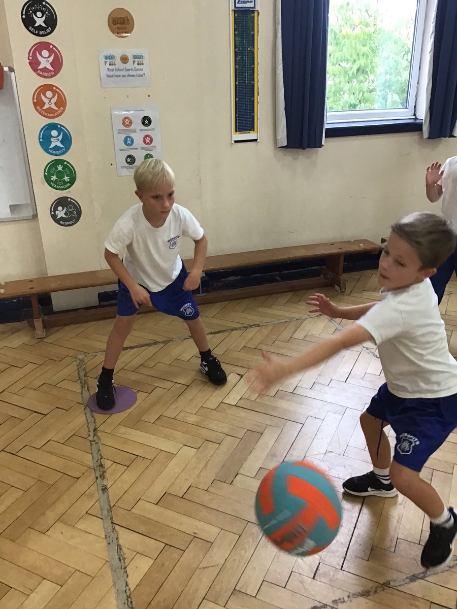 Year 3 working hard. Passing, receiving and intercepting. Using different way to pass the ball. Chest pass, shoulder pass and bounce pass. #MosspitsPE @mosspitslane