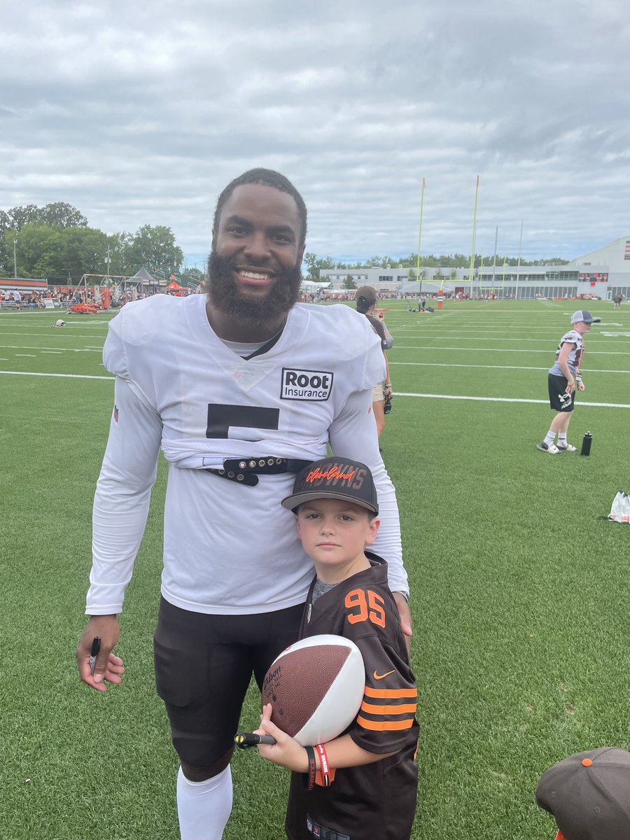 mrpalma9's tweet photo. Wishing the best to @Browns linebacker Anthony Walker Jr. He is the first Browns player my son every met. A great player on the field and amazing with the little fans. We need him back in the brown and orange soon. https://t.co/HYYoJDP91z