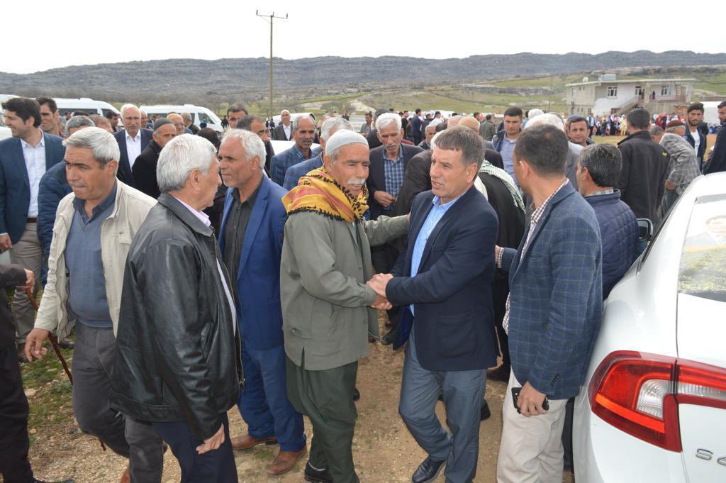 halitaydindicle's tweet photo. Eller gönüle dokunmadığı sürece fiziki temastan öteye gitmeyecektir.Bastığın adım gönülde değil toprakta iz bıraktığı sürece samimiyete evrilmeyecektir.Bir başımıza çıktığımız bu yolda başımız öne eğilmeyecektir. https://t.co/5sQh5RNsI1