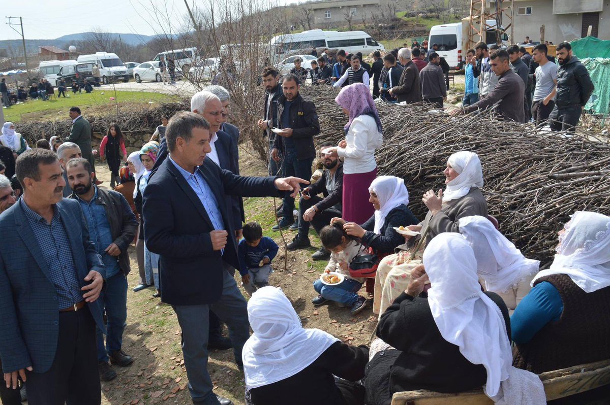halitaydindicle's tweet photo. Eller gönüle dokunmadığı sürece fiziki temastan öteye gitmeyecektir.Bastığın adım gönülde değil toprakta iz bıraktığı sürece samimiyete evrilmeyecektir.Bir başımıza çıktığımız bu yolda başımız öne eğilmeyecektir. https://t.co/5sQh5RNsI1