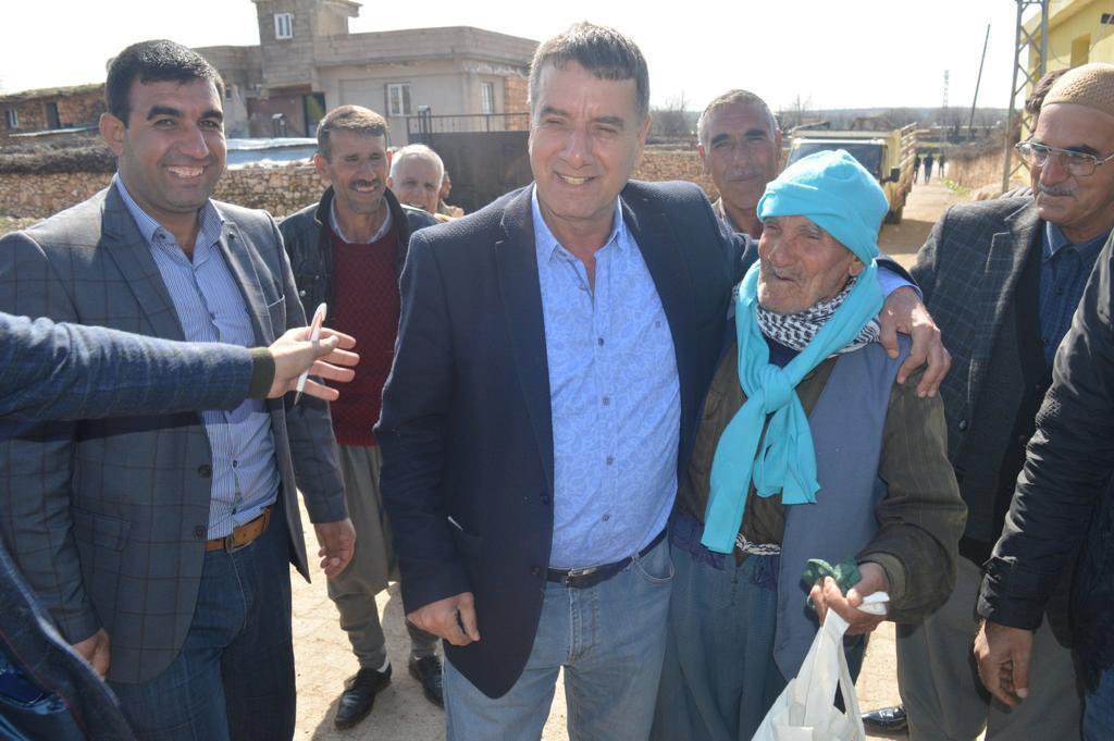 halitaydindicle's tweet photo. Eller gönüle dokunmadığı sürece fiziki temastan öteye gitmeyecektir.Bastığın adım gönülde değil toprakta iz bıraktığı sürece samimiyete evrilmeyecektir.Bir başımıza çıktığımız bu yolda başımız öne eğilmeyecektir. https://t.co/5sQh5RNsI1