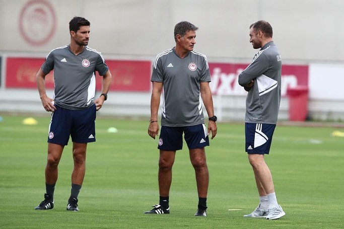 relevo's tweet photo. ✖️ Adrián González se retira y será ayudante de su padre.

El exfutbolista cuelga las botas y formará parte del cuerpo técnico del Olympiacos junto a Míchel.

📌 Había fichado en enero por el Fuenlabrada, de Primera RFEF.

📸 @/adrianglez8 https://t.co/U0bIgWUISQ