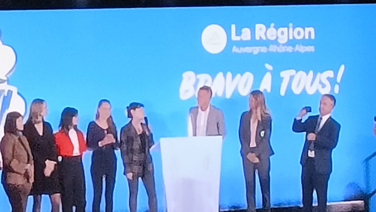 Cérémonie de la remise des bourses au mérite à l’attention des mentions très bien au  baccalauréat à l’hôtel de région  : parmi eux 34 élèves du lycée Albert Londres#félicitations!