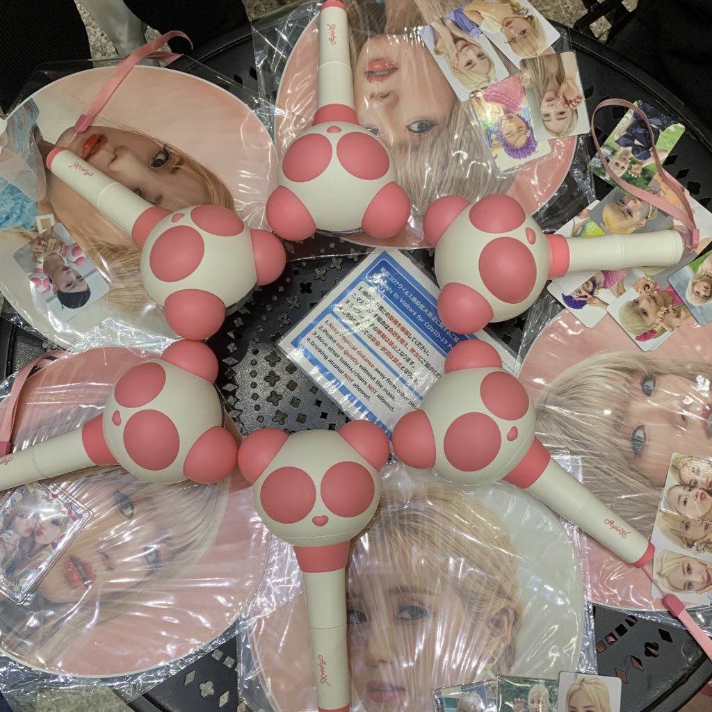 pinkpanda8109's tweet photo. 光ってるけどそれ以上にみんなで撮れたことが嬉しい🥺
@apinku03 @Apinklove222 @kpoppinkluv @apink___love @pinkteen17 https://t.co/4HLR55wvj3