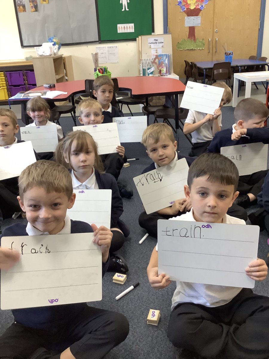 BandBschool's tweet photo. Awesome spelling practice in Team Aire’s @LettersSounds phonics lesson today! Look at our beautiful handwriting! 🤩 #BandBEnglish #BandBEarlyReading #BandBAire #Littlewandle https://t.co/IrsIhGEsj3