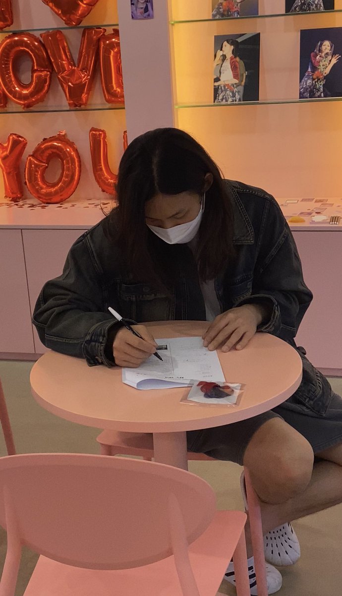 YEJI_Diary's tweet photo. 인규님도 방문하시고 천천히 구경하다 가셨어요☺️
#KARDI #카디 
#GOTCHA_CATCHA
#ㄱrㅈБ_ㅁトズl막øłl_열린_ㅇrブlㅈΓ두_탄신일 https://t.co/ycxKTXZLVk