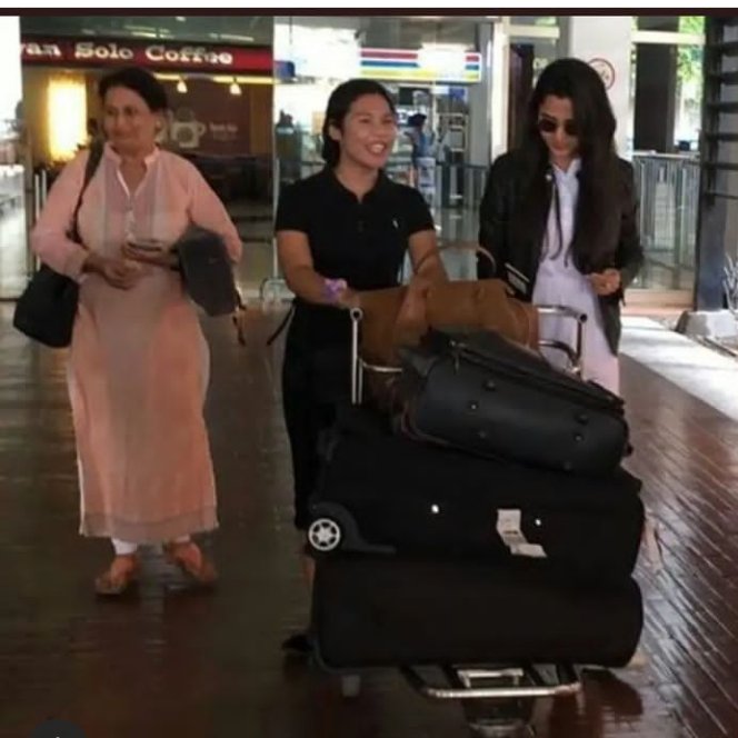 HellQueenie's tweet photo. @DMorningStarrr And I found this from my old sd card...🙂
This airport look 
Her self styling >>>>

@itsmetejasswi I just hope ur BAPPA protects u babe...dont know what to say more😶‍🌫️

#TejasswiPrakash https://t.co/rysnlvjUwq