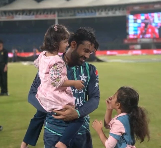 mycricketera's tweet photo. THIS IS THE CUTEST THING EVER, RIZWAN IS SUCH A SWEET DAD 🥺❤️ https://t.co/Ai5pq8WFaa