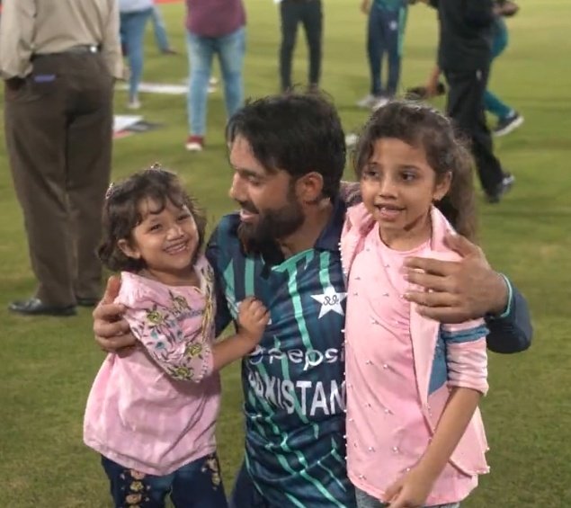 mycricketera's tweet photo. THIS IS THE CUTEST THING EVER, RIZWAN IS SUCH A SWEET DAD 🥺❤️ https://t.co/Ai5pq8WFaa