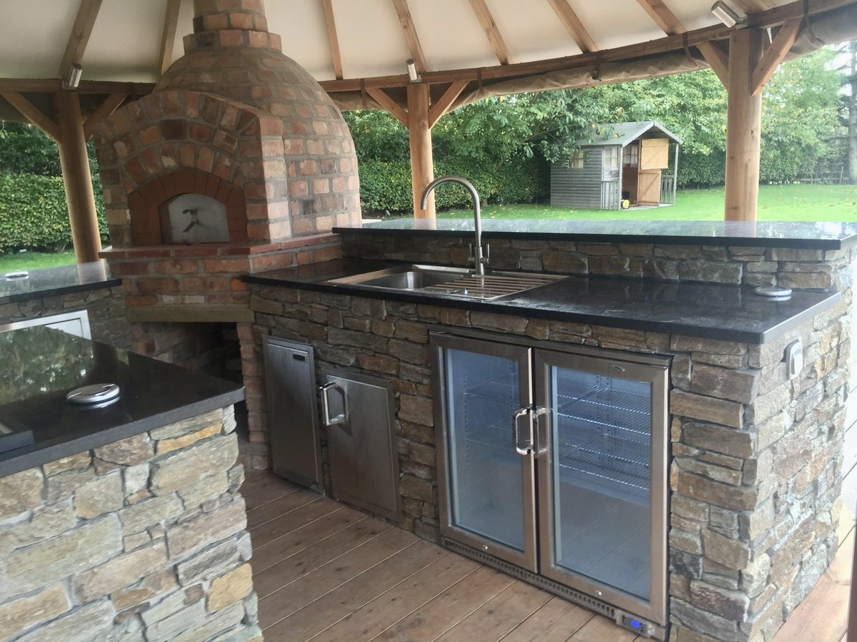 DirectgardensNW's tweet photo. One from a few years back! Outdoor kitchen @firemagicgrill @BreezeHouseUK @BreezeHouse @MarshallsReg https://t.co/GMS4uKQ6Xs
