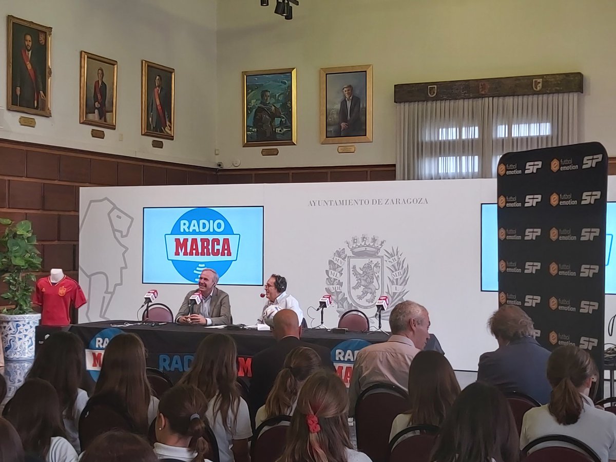 rafallovet's tweet photo. 🔴 En la emisión de @RadioMARCA en Zaragoza. Disfrutando de un gran momento de radio en directo en la previa del partido de @SEFutbol. Gracias por invitarnos al @ColMontearagon!!! Y aprendiendo de los mejores @MasterMarca https://t.co/ZLDXoS8jP3