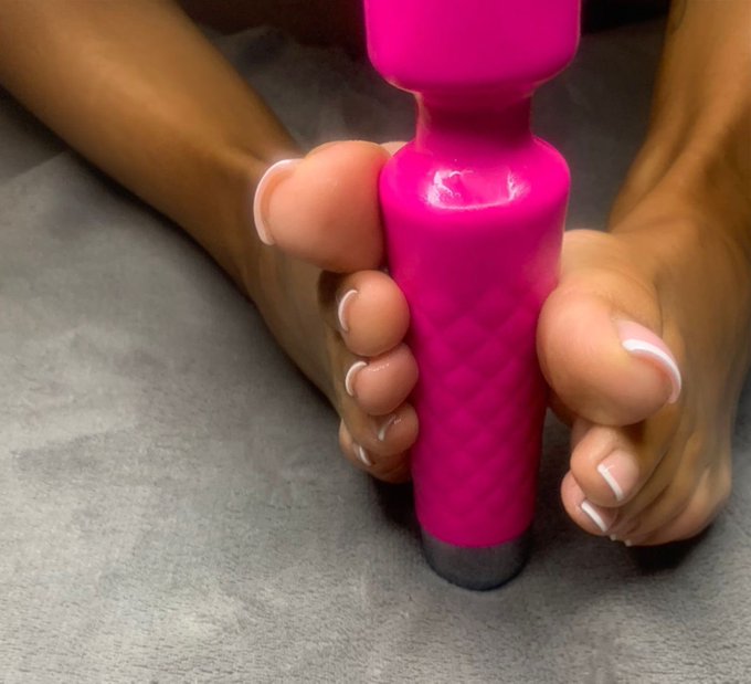 My new toy #feet #feetpick #sexyfeet #vibrator https://t.co/2ciFosWfU1