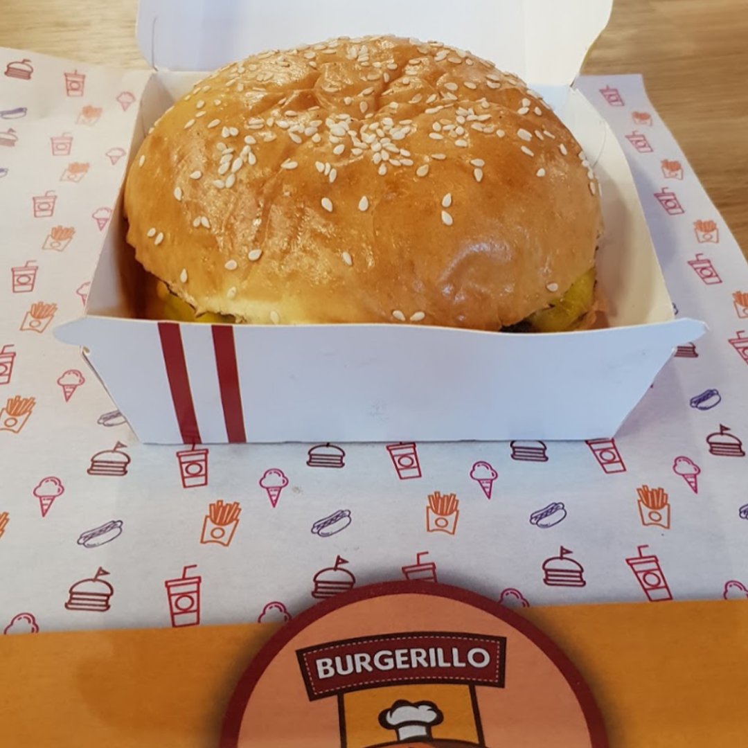 Burgerillo's tweet photo. Woohoo! c'est vendredi😍 SENTEZ-VOUS BIEN 🤩 les primes de #burgeillo vous attendent. Prendre plaisir 😎 #BBQ #pizza🍕 #steakhouse #burger 🍔 #pesto #pizza https://t.co/xoRviO4G0E