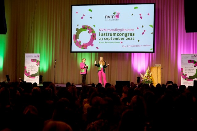 NVMmondzorg's tweet image. Lustrumcongres 2022 is begonnen! Vanochtend openden de deuren voor zo'n 450 mondhygiënisten in Musis Arnhem voor het congres ter ere van het 55-jarig bestaan van NVM-mondhygiënisten.

#NVMlustrum

Foto's: Suzanne Blanchard