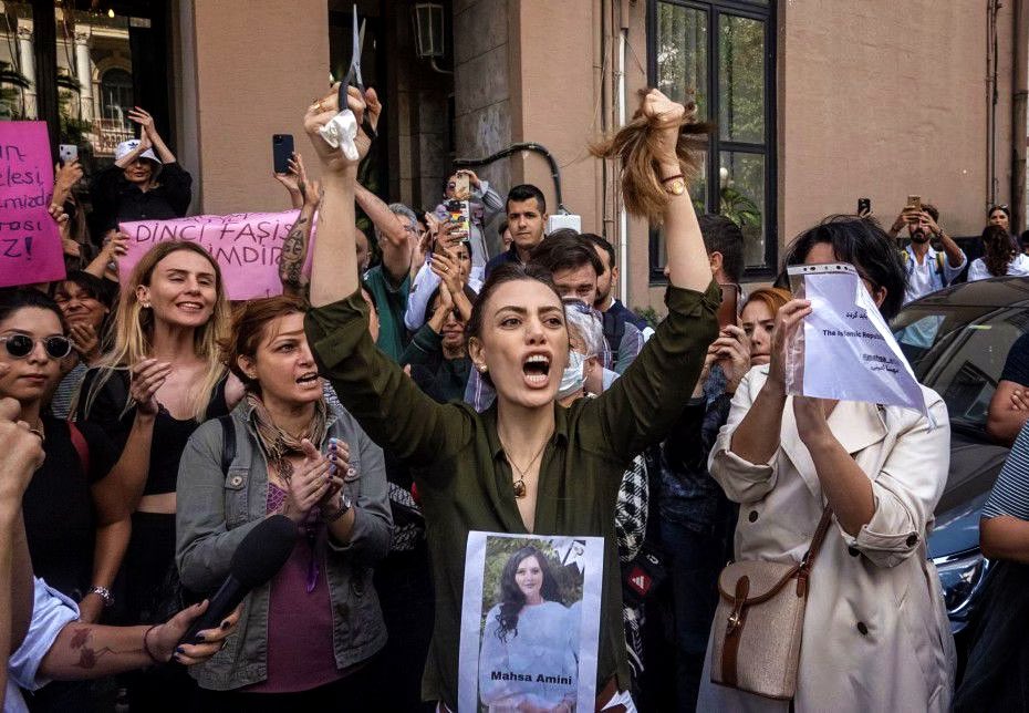 CommAntoniouJ's tweet photo. Η #MahsaAmini νεκρή, οι υπόλοιπες στους δρόμους ενάντια στο ολοκληρωτικό και  απάνθρωπο καθεστώς του Ιράν όπου κάθε ελευθερία των γυναικών καταπατειται..

Στηρίζουμε τις γυναίκες στο Ιράν οι οποίες μαζι με τους ανδρες, διεκδικούν  την ελευθερία και την αυτονομία τους
#WomenInIran https://t.co/pwgXBQA0BO