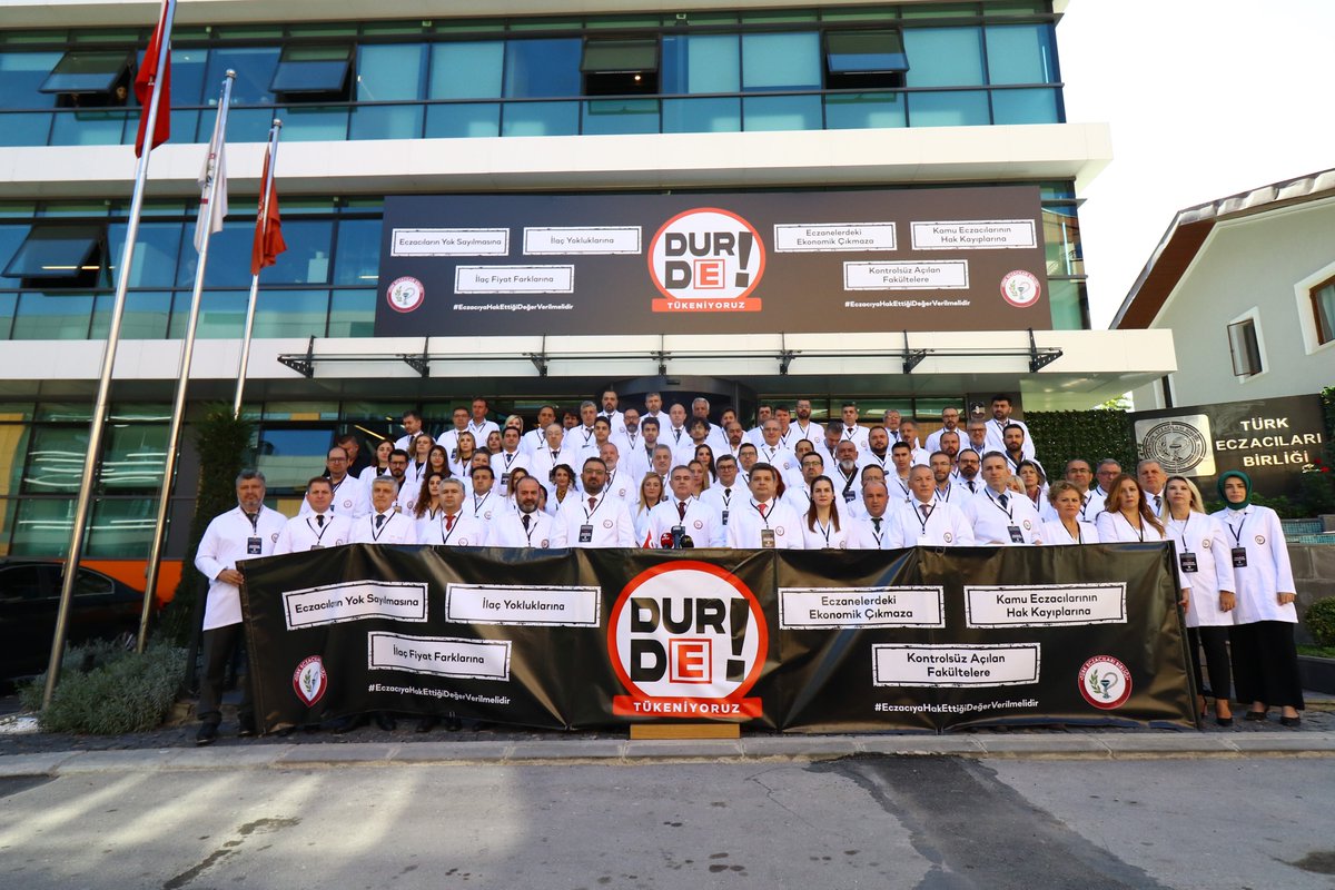 ARTIK EYLEM ZAMANI! 
16 Ekim Pazar günü tüm meslektaşlarımızla, eczane çalışanlarımızla, eczacılık fakültelerinde okuyan genç meslektaşlarımızla ve ailelerimizle birlikte, beyaz önlüklerimizle büyük eczacı mitinginde olacağız.
bit.ly/3SpK2h9