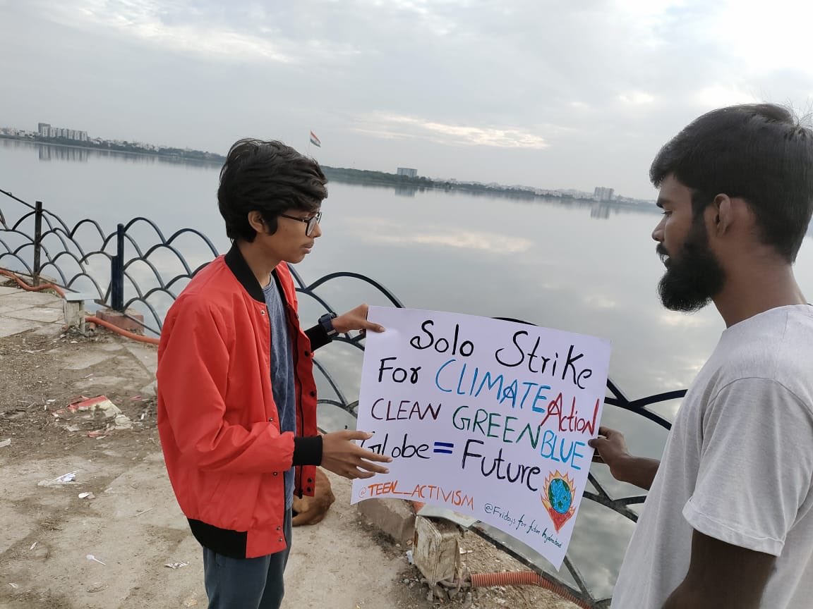 #GlobalClimateStrike 17yr old Ruchith did a solo strike at Peoples Plaza, 4:00 - 9:00am he spoke to all the walkers & passerby on the importance of sustainable development & conservation. He will resume this at 5:00 pm today after his UPSC coaching classes. Kudos 🙌 #FFFHyd