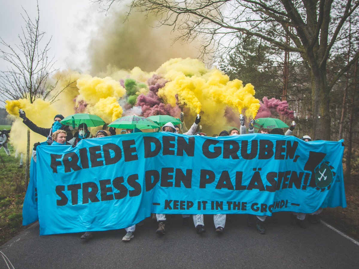 Ende Gelände (@ende__gelaende) on Twitter photo Streiktweet von Greta retweeten: ✅
Maske und Wasser einpacken:✅
Zum Klimastreik gehen:✅
#PeopleNotProfit
📸: <a href="/MerwinGo/">Merwin Goldschmidt 🐋</a> Streiktweet von Greta retweeten: ✅
Maske und Wasser einpacken:✅
Zum Klimastreik gehen:✅
#PeopleNotProfit
📸: <a href="/MerwinGo/">Merwin Goldschmidt 🐋</a>