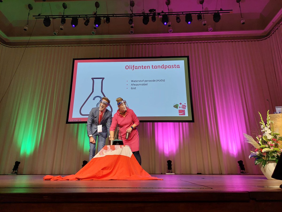 manonvanSpl's tweet image. Olifantentandpasta maken op NVM-lustrumcongres. Mondhygiënist en hoogleraar Dagmar Else Slot neemt de zaal mee in 55 jaar wetenschappelijke ontwikkeling in de preventieve mondzorg, de geschiedenis van de vereniging en de mijlpalen in de ontwikkeling van ons beroep #NVMlustrum