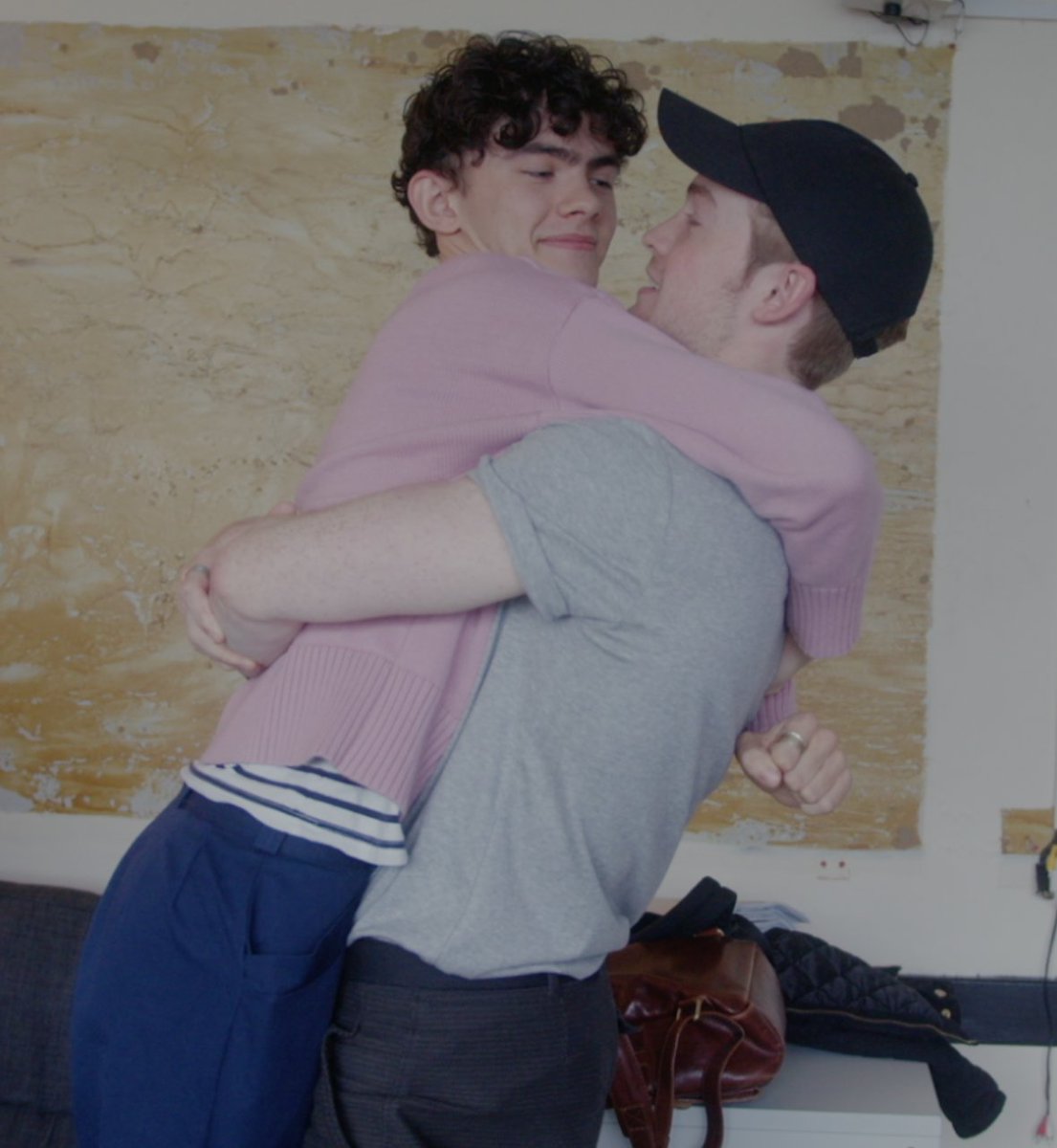 NetflixUK's tweet photo. Literally any Heartstopper cast member: 🍂 hi 🍂

@kit_connor:
                         {\__/} 
                         (• - • )
                         <   < \ https://t.co/jgXgu6wYXb