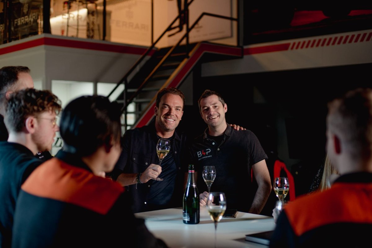 B4PNL's tweet photo. Wat gaat er sneller? Een rondje in de simulator of de leeftijd van @RobertDoornboss. Vandaag beginnen we weer bij start dus laat die race maar beginnen. 😉 

Proost op je verjaardag Robert! 🥂🍾 https://t.co/cSuCqKfrdb