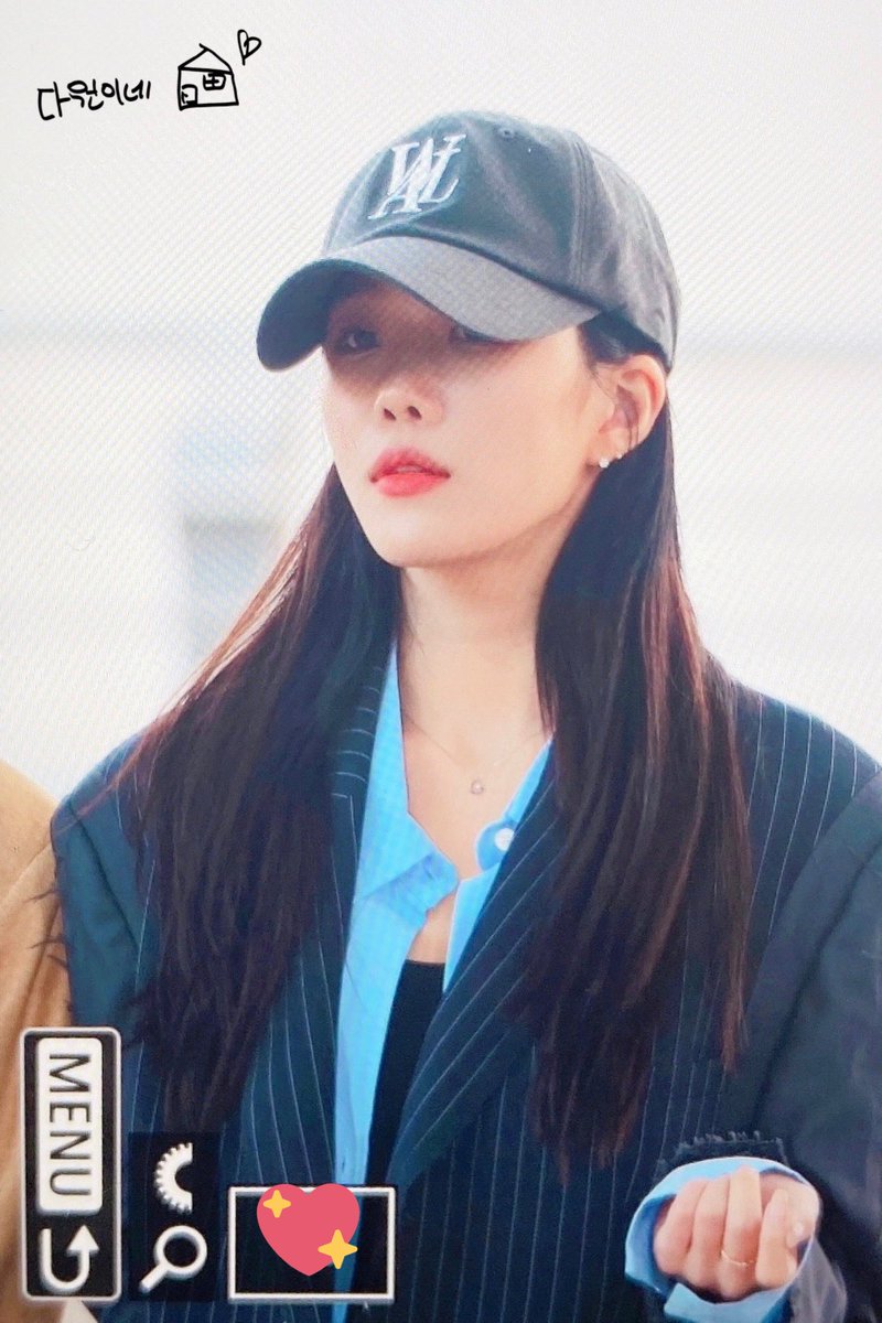 1997dawonhouse's tweet photo. 220923 인천공항 출국 프리뷰
조심히 잘 다녀와 🛫 💕
#WJSN #DAWON 👸🏼
#우주소녀 #다원 #우주소녀다원 https://t.co/iZPlJLuNDq